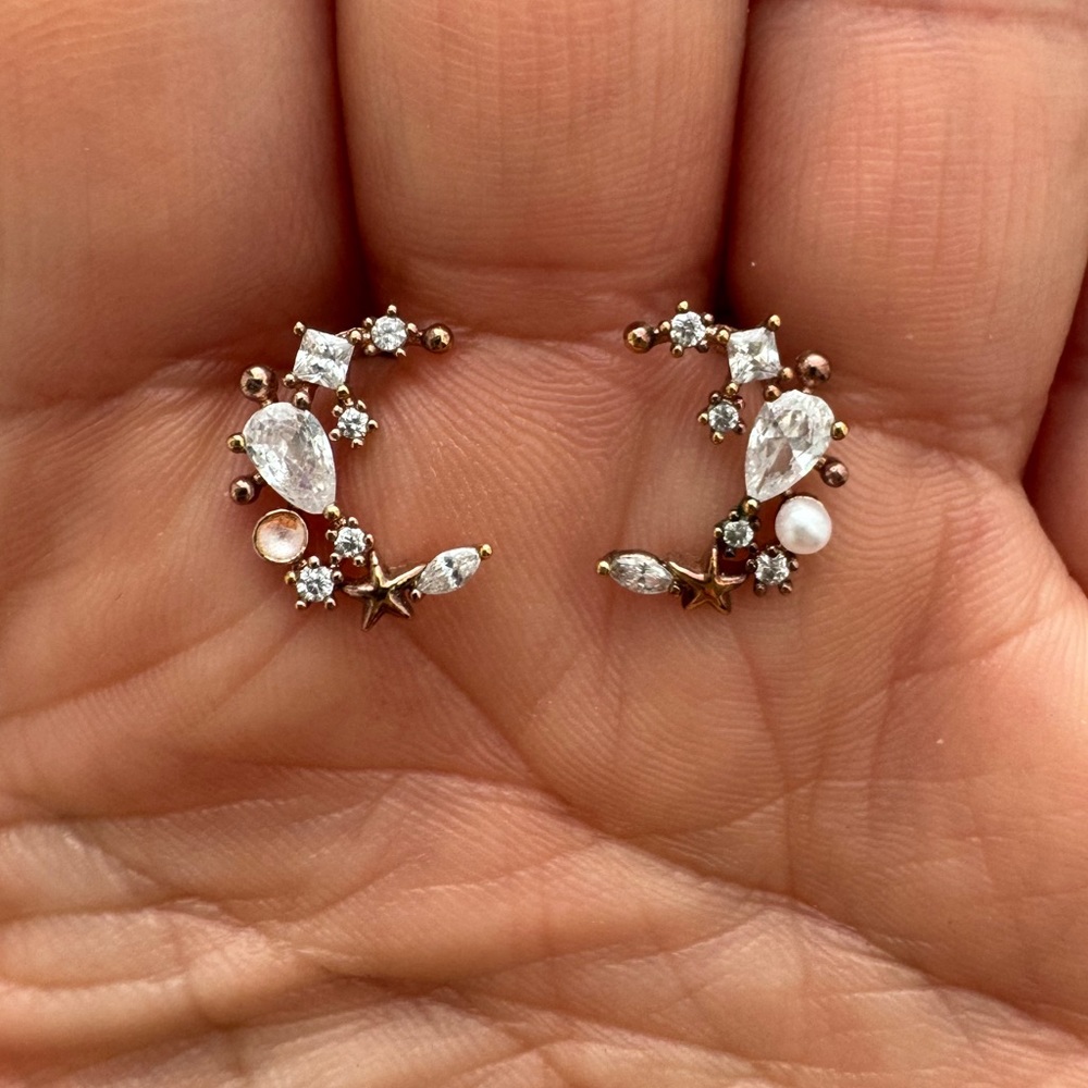 Moon studs